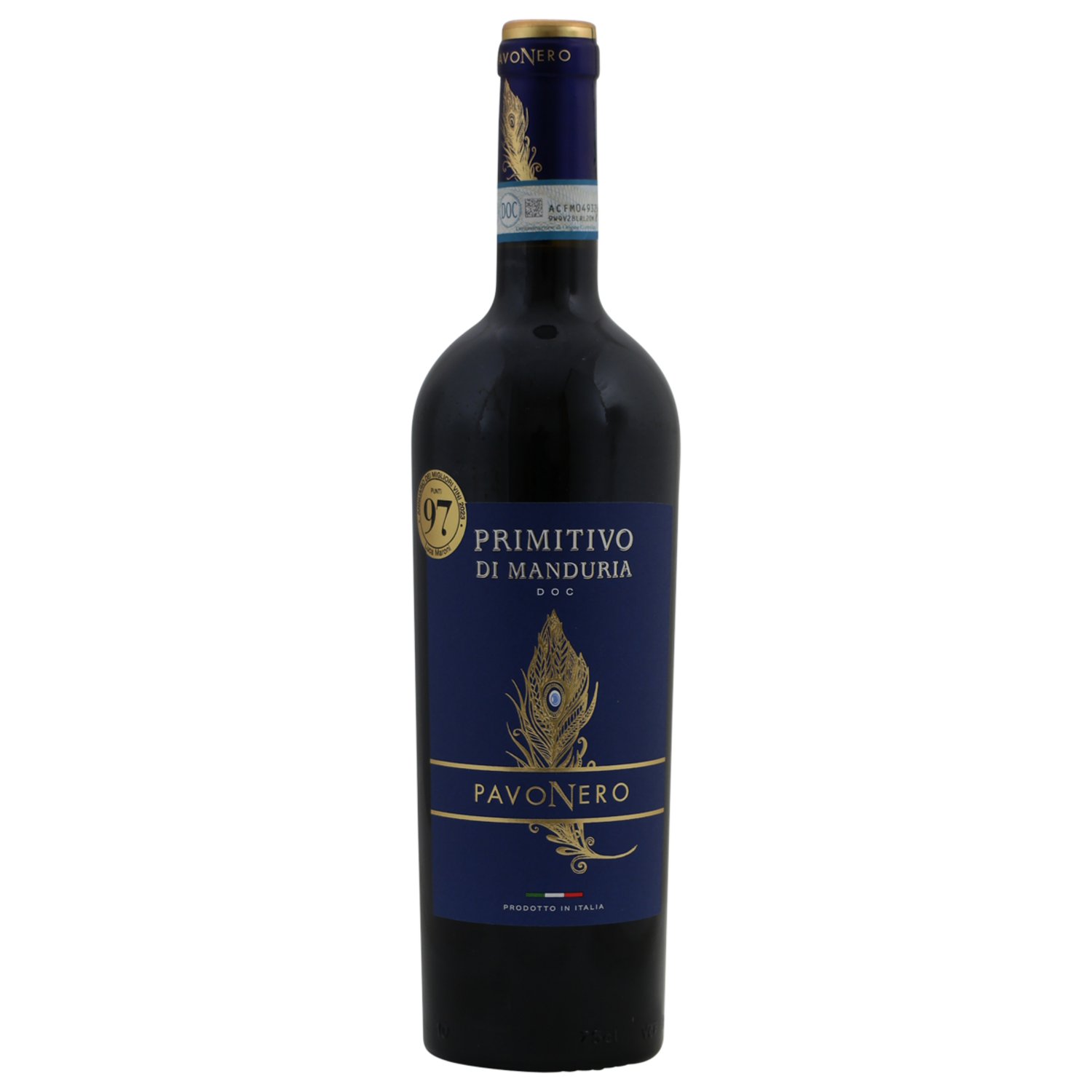 Geografico Pavonero Primitivo di Manduria 1 Geografico Pavonero Primitivo di Manduria DOC Een volle en fluweelzachte Primitivo uit Manduria, met uitbundige tonen van rijpe kersen, pruimen en bramen. Vanille, cacao en zoethout zorgen voor extra diepgang, terwijl zachte tannines en voldoende frisheid de wijn mooi in balans houden. Pavonero Primitivo di Manduria komt uit het warme zuiden van Puglia, nabij de Ionische Zee. In dit mediterrane klimaat profiteert de primitivo van veel zonuren en verkoelende zeewind. De karakteristieke rode, kalkrijke bodem – plaatselijk bekend als terra rossa – biedt een goede drainage en helpt de druiven hun aromatische concentratie te behouden. De wijn is rijk en krachtig, maar dankzij zijn sappige fruit, rijpe tannines en frisse ondertoon nooit zwaar. Daarmee is Pavonero een toegankelijke Primitivo di Manduria die zowel bij een uitgebreide maaltijd als bij een gezellige avond uitstekend tot zijn recht komt. Over Geografico Geografico ontstond in 1961, toen zeventien vooruitstrevende wijnbouwers besloten samen te werken om de kwaliteit en identiteit van hun terroir beter tot uitdrukking te brengen. Deze wijnbouwers werden bekend als Quelli del Geografico: de mensen van Geografico. Het bedrijf groeide uit tot een belangrijke producent en werd later overgenomen door de Toscaanse familie Piccini. De oorspronkelijke filosofie bleef behouden: nauwe samenwerking met wijnbouwers en aandacht voor de typische kenmerken van druif en herkomst. Wat begon met zeventien wijnbouwers, omvat tegenwoordig ongeveer zestig aangesloten producenten. Lees meer over de geschiedenis van Geografico. Herkomst en vinificatie Manduria ligt in de provincie Taranto en geldt als het belangrijkste herkomstgebied voor krachtige, rijpe primitivo. De druiven worden geoogst wanneer zij volledig rijp zijn en een hoge concentratie aan kleur, aroma’s en natuurlijke suikers hebben bereikt. Na de oogst worden de druiven voorzichtig gekneusd. De vergisting vindt onder gecontroleerde temperatuur plaats in roestvrijstalen tanks, zodat het rijke fruitkarakter behouden blijft. Een gedeelte van de wijn rijpt vervolgens op eikenhout. Deze houtrijping geeft extra rondeur en voegt subtiele tonen van vanille, cacao en specerijen toe zonder het fruit te overheersen. Smaakprofiel Druif: 100% primitivo Land: Italië Gebied: Puglia Appellatie: Primitivo di Manduria DOC Kleur: diep robijnrood met paarse nuances Geur: rijpe kersen, pruimen, bramen en zwarte bessen, aangevuld met vanille, cacao en zoethout Smaak: vol, sappig en fluweelzacht met geconcentreerd donker fruit, milde specerijen en rijpe tannines Afdronk: lang, warm en fruitrijk met een kruidige, licht chocoladeachtige finale Wijnstijl: vol, krachtig, zacht en fruitgedreven Alcoholpercentage: circa 14,5% Bewaarpotentieel: nu op dronk en ongeveer drie tot vijf jaar te bewaren Wijn-spijscombinaties Deze volle Primitivo di Manduria past uitstekend bij: Pasta met langzaam gegaarde ragù Lasagne en andere rijke ovenschotels Gegrild of gestoofd rundvlees Lamskoteletten met rozemarijn Spareribs en kruidige barbecuegerechten Wildzwijn of hert Geroosterde aubergine en paprika Gerijpte pecorino of oude Goudse kaas Serveer de wijn op circa 16 tot 18 °C. Geef hem na het openen bij voorkeur wat lucht in een ruim glas of schenk hem ongeveer een halfuur van tevoren in een karaf. Hierdoor komen het rijpe fruit en de kruidige houttonen nog mooier naar voren. Bekijk de productkenmerken van Pavonero. Waarom kiezen voor Geografico Pavonero Primitivo di Manduria? Pavonero biedt alles wat liefhebbers van Zuid-Italiaanse rode wijn zoeken: veel rijp fruit, een volle smaak, zachte tannines en een warme, kruidige afdronk. De wijn heeft de rijkdom die kenmerkend is voor Primitivo di Manduria, maar behoudt voldoende frisheid om prettig doordrinkbaar te blijven. Een royale en veelzijdige wijn met een aantrekkelijke prijs-kwaliteitverhouding.