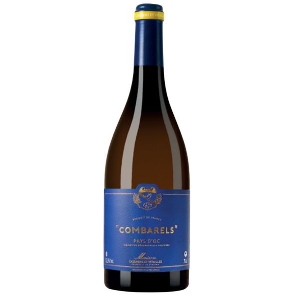 Nieuwe wijnen 15 Cassagne & Vitailles Combarels Blanc – Frisse en verfijnde witte wijn uit Pays d’Oc De Cassagne & Vitailles Combarels Blanc is een sappige en verfijnde witte wijn uit de Languedoc, gemaakt van 70% Chardonnay, 25% Viognier en 5% Colombard. Vol en aromatisch met rijp geel fruit, abrikoos, citrus, witte bloemen, subtiele houttonen en een frisse, minerale afdronk. De Cassagne & Vitailles Combarels Blanc is een karaktervolle witte wijn uit Pays d’Oc in Zuid-Frankrijk. De wijn combineert de ronde structuur van Chardonnay met het aromatische karakter van Viognier en de levendige frisheid van Colombard. Het resultaat is een witte wijn met concentratie en diepte, die tegelijkertijd sappig, precies en verfrissend blijft. De druiven groeien op oostelijk gelegen hellingen ten oosten van Montpeyroux. Dankzij deze ligging profiteren de druiven van de milde ochtendzon, terwijl de grootste hitte van de middag wordt vermeden. Dit helpt om frisheid, aroma en natuurlijke zuren in de wijn te behouden. De wijngaard wordt omringd door bos en garrigue, de karakteristieke mediterrane begroeiing met geurige kruiden zoals tijm en rozemarijn. De bodem bestaat uit mergel op een kalkrijke ondergrond. Deze bijzondere omgeving draagt bij aan het levendige, minerale en verfijnde karakter van de wijn. Over Domaine Cassagne & Vitailles Domaine Cassagne & Vitailles werd in 2015 opgericht door vrienden Matthieu Rollin en Nicolas Seffusatti. Na jarenlang actief te zijn geweest in de internationale wijnhandel keerden zij terug naar de Languedoc om hun gezamenlijke droom te verwezenlijken: authentieke wijnen maken die de rijkdom en diversiteit van de Zuid-Franse terroirs weerspiegelen. Bijzonder aan Cassagne & Vitailles is de uitgesproken zoektocht naar evenwicht. Het kleinschalige domein werkt met veel handarbeid, natuurlijke begroeiing tussen de wijnstokken en lage opbrengsten. De wijnen worden in kleine hoeveelheden gemaakt en combineren een krachtig karakter met elegantie en precisie. Domaine Cassagne & Vitailles Wijngaard en vinificatie De Combarels Blanc is een blend van 70% Chardonnay, 25% Viognier en 5% Colombard. De wijngaard wordt biologisch bewerkt, aangevuld met biodynamische toepassingen. Door met respect voor de natuurlijke omgeving te werken, probeert het domein gezonde druiven te verkrijgen waarin het karakter van de wijngaard duidelijk herkenbaar blijft. De druiven worden met de hand geoogst en vervolgens voorzichtig geperst. De verschillende druivenrassen worden afzonderlijk gevinifieerd. Het sap van de Chardonnay vergist met natuurlijke gisten in eikenhouten vaten, terwijl de Viognier en Colombard in roestvrijstalen tanks vergisten. Na de alcoholische vergisting rijpt de Chardonnay verder op hout. De Viognier en Colombard blijven op roestvrijstaal om hun fruitige aroma’s en frisse karakter te behouden. Deze combinatie zorgt voor een fraaie balans tussen romigheid, aromatische rijkdom, frisheid en mineraliteit. Smaakprofiel Druiven 70% Chardonnay, 25% Viognier en 5% Colombard Herkomst Pays d’Oc, omgeving Montpeyroux, Languedoc, Frankrijk Kleur Helder lichtgeel met een goudgele glans. Neus Aromatisch en verfijnd met tonen van rijpe perzik, abrikoos, peer, citrus en witte bloemen. Subtiele houttonen en een lichte kruidigheid geven de wijn extra complexiteit. Smaak Sappig, geconcentreerd en precies met rijp geel fruit, frisse citrus en een zachte, ronde structuur. De subtiele invloed van eikenhout geeft diepte zonder het fruit te overheersen. Frisse zuren en een kalkachtige mineraliteit houden de wijn mooi in balans. Afdronk Lang, fris en verfijnd met rijp fruit, een lichte romigheid en een zuivere minerale finale. Wijn-spijscombinaties De Cassagne & Vitailles Combarels Blanc is een veelzijdige gastronomische witte wijn. Heerlijk bij gegrilde of gebakken vis, schaal- en schelpdieren, coquilles, kabeljauw, zeebaars, gevogelte, kalfsvlees en romige risotto. Ook gerechten met mediterrane kruiden, gegrilde groenten, zachte geitenkaas of een lichte roomsaus passen uitstekend bij deze wijn. De combinatie van rijp fruit, subtiel hout en frisse zuren maakt hem bovendien geschikt om zonder gerecht te drinken. Serveer de Combarels Blanc bij voorkeur rond de 10 tot 12 graden. Zo komen zowel het aromatische fruit als de frisse mineraliteit en verfijnde houttonen goed tot hun recht. Waarom kiezen voor Cassagne & Vitailles Combarels Blanc? Deze wijn is ideaal voor liefhebbers van rijke witte wijn die ook frisheid en spanning zoeken. De combinatie van Chardonnay, Viognier en Colombard geeft een aantrekkelijke balans tussen rondheid, aromatische expressie en levendigheid. Handmatige oogst, natuurlijke vergisting en een zorgvuldige rijping op zowel hout als roestvrijstaal maken dit een onderscheidende witte Languedoc met diepte, precisie en karakter.