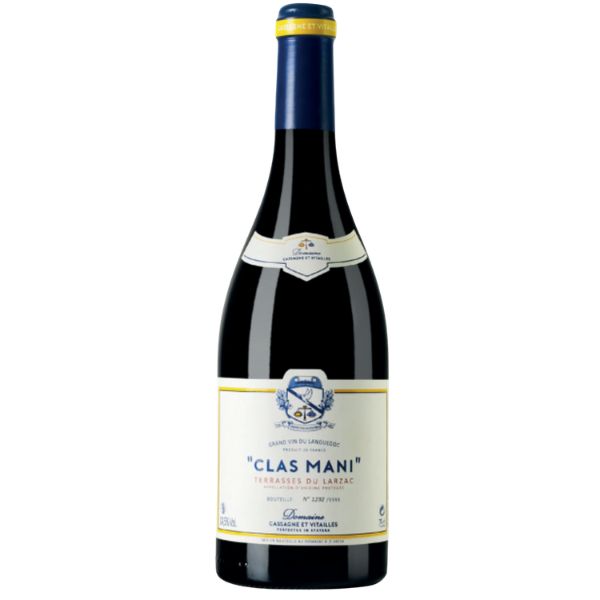 Nieuwe wijnen 14 Cassagne & Vitailles Clas Mani – Krachtige rode topwijn uit Terrasses du Larzac De Cassagne & Vitailles Clas Mani is een krachtige en verfijnde rode wijn uit Terrasses du Larzac, voornamelijk gemaakt van Syrah en aangevuld met Carignan en Grenache. Intens en harmonieus met sappig donker fruit, mediterrane kruiden, specerijen, delicate tannines en een opvallend frisse, lange afdronk. De Cassagne & Vitailles Clas Mani is de prestigieuze topcuvée van Domaine Cassagne & Vitailles. Met deze wijn willen wijnmakers Nicolas Seffusatti en Matthieu Rollin het bijzondere terroir van de Terrasses du Larzac zo zuiver en compleet mogelijk tot uitdrukking brengen. De druiven komen uit zorgvuldig geselecteerde percelen verspreid over het gebied. Ieder perceel heeft zijn eigen bodem, ligging en microklimaat en levert daardoor een afzonderlijke bijdrage aan de uiteindelijke wijn. Door deze verschillende terroirs samen te brengen, ontstaat een complexe rode Languedoc met kracht, diepte en een duidelijke regionale identiteit. De wijngaarden profiteren van het mediterrane klimaat, maar ook van de verkoelende invloed van het nabijgelegen Larzac-plateau. De grote temperatuurverschillen tussen dag en nacht helpen om frisheid, aroma en natuurlijke spanning in de druiven te behouden. Daardoor is Clas Mani niet alleen rijk en geconcentreerd, maar ook opvallend levendig en harmonieus. Over Domaine Cassagne & Vitailles Domaine Cassagne & Vitailles werd in 2015 opgericht door Matthieu Rollin en Nicolas Seffusatti. Na internationale ervaring in de wijnwereld keerden zij terug naar de Languedoc om wijnen te maken die de kwaliteit en veelzijdigheid van hun geboortestreek laten zien. Bijzonder aan Cassagne & Vitailles is hun nauwkeurige, perceelgerichte manier van werken. Lage opbrengsten, handmatige oogst en afzonderlijke vinificatie staan centraal. Het domein zoekt in iedere wijn naar evenwicht tussen kracht en elegantie, rijp fruit en frisheid. Clas Mani vormt de meest intense en ambitieuze vertolking van die filosofie. Domaine Cassagne & Vitailles Wijngaard en vinificatie Clas Mani wordt voornamelijk samengesteld uit Syrah, aangevuld met Carignan en Grenache. De exacte verhouding kan per oogstjaar verschillen. De druiven zijn afkomstig uit verschillende geselecteerde percelen binnen de appellatie Terrasses du Larzac. Ieder perceel wordt afzonderlijk geoogst, zorgvuldig geselecteerd en apart vergist. Hierdoor kunnen de wijnmakers rekening houden met het specifieke karakter en de ontwikkeling van iedere wijngaard. Pas na de vergisting worden de verschillende wijnen nauwkeurig geproefd en tot de uiteindelijke cuvée samengevoegd. De blend rijpt vervolgens gedurende circa 30 maanden in eikenhouten vaten van tonnellerie Chassin. Deze langdurige opvoeding geeft de wijn extra diepte, structuur en complexiteit. Tegelijkertijd blijft het hout verfijnd verweven met het sappige fruit, de kruidigheid en de frisse mineraliteit. Smaakprofiel Druiven Voornamelijk Syrah, aangevuld met Carignan en Grenache; de exacte samenstelling kan per oogstjaar verschillen. Herkomst AOP Terrasses du Larzac, Languedoc, Frankrijk Kleur Diep robijnrood tot granaatrood met een intense, donkere kern. Neus Geconcentreerd en complex met aroma’s van zwarte kersen, bramen, cassis en rijpe pruimen. Daarachter volgen tonen van zwarte peper, zoete specerijen, viooltjes, mediterrane garrigue, tijm, rozemarijn en verfijnd eikenhout. Smaak Vol, robuust en geconcentreerd, maar tegelijkertijd harmonieus en precies. Sappig donker fruit wordt gecombineerd met kruidige tonen, minerale spanning en delicate, rijpe tannines. De natuurlijke frisheid geeft de wijn balans en voorkomt dat hij zwaar aanvoelt. Afdronk Lang, krachtig en verfijnd met donker fruit, peperige kruiden, zachte houttonen en een frisse, minerale finale. Wijn-spijscombinaties De Cassagne & Vitailles Clas Mani is een uitgesproken gastronomische wijn. Heerlijk bij lamsbout met tijm en rozemarijn, entrecote, côte de boeuf, gegrild rundvlees, wildgerechten, eendenborst, stoofschotels en langzaam gegaard vlees. Ook bij gerechten met paddenstoelen, zwarte olijven, mediterrane kruiden of geroosterde groenten komt het kruidige karakter van de wijn prachtig naar voren. Gerijpte harde kazen vormen eveneens een uitstekende combinatie. Serveer Clas Mani bij voorkeur rond de 16 tot 18 graden. Open of decanteer de wijn bij jonge oogstjaren ongeveer twee tot drie uur vooraf. Dankzij zijn concentratie, frisse structuur en rijpe tannines beschikt deze wijn bovendien over een uitstekend bewaarpotentieel. Waarom kiezen voor Cassagne & Vitailles Clas Mani? Clas Mani is ideaal voor liefhebbers van krachtige rode wijn die ook verfijning, frisheid en terroirexpressie zoeken. De selectie van verschillende percelen, afzonderlijke vinificatie en langdurige rijping in Chassin-vaten maken dit een bijzonder complete Terrasses du Larzac. Een intense en karaktervolle bewaarwijn waarin sappig fruit, mediterrane kruidigheid, delicate tannines en minerale spanning fraai samenkomen. Korte webshoptekst Krachtige en verfijnde rode topwijn uit Terrasses du Larzac, voornamelijk gemaakt van Syrah en aangevuld met Carignan en Grenache. Intens en harmonieus met zwarte kersen, bramen, peper, mediterrane kruiden, delicate tannines en een lange, frisse afdronk. De afzonderlijk gevinifieerde percelen en circa 30 maanden rijping in Chassin-vaten zorgen voor indrukwekkende diepte en complexiteit.