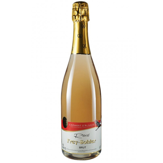 Winkel 57 Frey Sohler Crémant Rosé – feestelijke rosé Crémant d’Alsace De Frey Sohler Crémant Rosé is een elegante, droge mousserende rosé uit de Elzas. Deze Crémant d’Alsace Rosé wordt gemaakt van Pinot Noir, de klassieke blauwe druif van de streek voor rosé en rode wijnen. Het resultaat is een verfijnde, frisse en feestelijke bubbel met fijne mousse, rood fruit en een mooie droge afdronk. In het glas heeft de Frey Sohler Crémant Rosé een prachtige lichtroze tot zalmroze kleur met heldere, briljante reflecties. De mousse is fijn en gelijkmatig, waardoor de wijn direct elegant oogt. De geur is aantrekkelijk en fruitig, met tonen van aardbei, framboos, rode bes, citrus en een lichte florale toets. In de mond is deze Crémant fris, droog en levendig, met fijne belletjes, subtiele structuur en een sappige rode-fruitexpressie. De officiële omschrijving van Frey-Sohler benadrukt de pastelroze kleur, aroma’s van aardbei en citroen, en een smaak met finesse, structuur en rood fruit. Daarmee is deze Crémant Rosé toegankelijk en feestelijk, maar tegelijk droog en elegant genoeg om ook aan tafel goed inzetbaar te zijn. Deze rosé-Crémant komt uit AOC Crémant d’Alsace, een appellatie die bekendstaat om mousserende wijnen met frisheid, precisie en een goede prijs-kwaliteitverhouding. Omdat de Frey Sohler Crémant Rosé wordt gemaakt van Pinot Noir, krijgt de wijn net wat meer kleur, fruit en structuur dan een witte Crémant, zonder zwaar of zoet te worden. Volgens Vivino wordt deze wijn eveneens als Crémant d’Alsace van Pinot Noir vermeld. Wat Frey-Sohler bijzonder maakt, is de sterke familieverbondenheid met de Elzas. Het domein produceert wijnen binnen AOC Alsace, AOC Crémant d’Alsace en AOC Grand Cru d’Alsace en werkt met de klassieke druivenrassen van de streek. Pinot Noir speelt daarbij een belangrijke rol voor rosé en rode wijnen. De Frey Sohler Crémant Rosé is ideaal als aperitief, bij een feestelijk moment, receptie of borrel. Door zijn frisse, droge en fruitige stijl past hij ook uitstekend bij schaal- en schelpdieren, gerookte zalm, sushi, lichte visgerechten, charcuterie, frisse salades, gevogelte, quiche en zachte kazen. Ook bij een zomerse lunch of als feestelijke terraswijn is dit een uitstekende keuze. Een echte aanrader voor wie een elegante rosé-bubbel zoekt die feestelijk, fris en gastronomisch inzetbaar is. Smaakprofiel Druif: Pinot Noir Kleur: lichtroze tot zalmroze met briljante reflecties Neus: aardbei, framboos, rode bes, citrus en lichte florale tonen Mond: droog, fris en verfijnd met fijne mousse, rood fruit en subtiele structuur Afdronk: zuiver, fruitig en verfrissend Spijs & moment De Frey Sohler Crémant Rosé is heerlijk als aperitief, bij feestelijke momenten en als begeleider van lichte gerechten. Perfect bij borrelhapjes, schaal- en schelpdieren, sushi, gerookte zalm, salades, quiche, charcuterie, gevogelte en zachte kazen. Specificaties Wijn: Frey Sohler Crémant Rosé Land: Frankrijk Regio: Elzas Appellatie: AOC Crémant d’Alsace Druivenras: Pinot Noir Kleur: rosé Type: mousserende wijn Stijl: droog, fris, fruitig en elegant Serveertemperatuur: 6 tot 8 °C