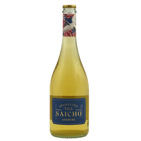 Nieuwe wijnen 5 Saicho Sparkling Tea Jasmine – alcoholvrije mousserende jasmijnthee Saicho Sparkling Tea Jasmine is een verfijnde alcoholvrije mousserende thee met de geur van jasmijnbloesem, citroenschil en verse peer. De smaak is elegant en verfrissend, met tonen van appel, lychee en vanille, fijne bubbels en subtiele, droge theetannines. Voor deze mousserende thee gebruikt Saicho uitsluitend groene thee uit het bergachtige Fuding in de Chinese provincie Fujian. De theeblaadjes groeien op ongeveer 500 meter hoogte en worden in het voorjaar geoogst. Vervolgens worden ze volgens een traditionele Chinese methode gedurende meerdere zomernachten geparfumeerd met verse jasmijnbloesem. Het resultaat is een gastronomische, alcoholvrije drank waarin het bloemige karakter van jasmijn prachtig samengaat met de frisse en licht tanninerijke structuur van groene thee. Een stijlvol alternatief voor mousserende wijn, zowel als aperitief als aan tafel. Over Saicho Saicho werd opgericht door Charlie en Natalie Winkworth-Smith, die elkaar leerden kennen tijdens hun promotieonderzoek in voedingswetenschappen. Omdat Natalie geen alcohol kan drinken, merkte zij tijdens restaurantbezoeken dat er nauwelijks alcoholvrije dranken bestonden die dezelfde complexiteit en gastronomische inzetbaarheid boden als wijn. Na een ontwikkelingsperiode van twee jaar, waarin honderden theesoorten werden onderzocht, ontstond Saicho: een collectie mousserende dranken op basis van zorgvuldig geselecteerde single-origin thee. Net als bij wijn spelen herkomst, hoogte, oogstmoment en productiemethode daarbij een belangrijke rol. De naam Saicho verwijst naar de Japanse monnik die in de negende eeuw theezaden vanuit China naar Japan zou hebben gebracht. Daarmee onderstreept het merk zijn ambitie om hoogwaardige thee opnieuw een volwaardige plaats aan tafel te geven. Herkomst en bereiding De gebruikte Fuding Big White Leaf-thee wordt gedurende 24 uur koud getrokken. Deze langzame extractie brengt de delicate aroma’s naar voren en beperkt ongewenste bitterheid. De thee vormt circa 90% van de drank en wordt in balans gebracht met een kleine hoeveelheid witte druivensap, frisse zuren en een lichte koolzuurdruk. Saicho Jasmine bevat 0,0% alcohol, maar bezit dankzij de fijne tannines, frisse zuren en gelaagde aroma’s voldoende structuur om gerechten te begeleiden. De thee bevat van nature wel cafeïne. Smaakprofiel Theesoort: groene thee, Fuding Big White Leaf Herkomst: Fuding, Fujian, China Hoogte: circa 500 meter Oogst: voorjaar Alcoholpercentage: 0,0% Inhoud: 0,75 liter Kleur: helder licht goudgeel met een fijne pareling Neus: jasmijnbloesem, witte bloemen, citroenschil en versgesneden peer Smaak: appel, lychee en vanille, met verfrissende zuren en zachte, droge theetannines Afdronk: elegant, floraal en verkwikkend met een subtiele grip Spijscombinaties Saicho Sparkling Tea Jasmine is heerlijk als alcoholvrij aperitief en combineert uitstekend met: Pittige Aziatische salades Koreaanse kip of krokant buikspek Sushi, sashimi en lichte visgerechten Rijpe, romige kazen Romige desserts en cheesecake Desserts met vlierbloesem, peer of lychee Serveer de thee goed gekoeld in een champagneglas. Zo komen de bloemige aroma’s en verfijnde bubbels het beste tot hun recht. Waarom kiezen voor Saicho Sparkling Tea Jasmine? Saicho Jasmine is een volwassen en gastronomisch alcoholvrij alternatief voor mousserende wijn. De combinatie van single-origin groene thee, traditionele parfumering met jasmijnbloesem en een koude extractie van 24 uur zorgt voor een verfijnde drank met echte smaakdiepgang. Floraal, fris en elegant, maar tegelijk gestructureerd genoeg om tijdens een volledige maaltijd te schenken.