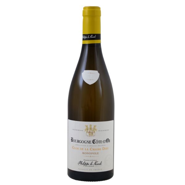 Nieuwe wijnen 4 Philippe le Hardi Bourgogne Côte d’Or Clos de la Chaise Dieu Monopole Een elegante witte Bourgogne van 100% chardonnay uit een bijzondere monopole-wijngaard bij Saint-Aubin. Verfijnd en mineraal, met tonen van witte perzik, citrus, rijpe appel en hazelnoot, een levendige frisheid en subtiel geïntegreerd eikenhout. De Clos de la Chaise Dieu ligt op een steile helling in de gemeente Saint-Aubin, midden in de Côte de Beaune. De toevoeging Monopole betekent dat de volledige wijngaard eigendom is van Domaine du Château Philippe le Hardi. Hierdoor kan het domein de wijngaard als één geheel beheren en het karakter van dit bijzondere terroir nauwkeurig tot uitdrukking brengen. De chardonnaydruiven groeien op ongeveer 350 meter hoogte, op een zeer stenige en kalkrijke bodem. De combinatie van de sterke helling, goede drainage en zuidelijke tot zuidwestelijke expositie geeft een wijn met rijp fruit, spanning en een uitgesproken minerale frisheid. Over Domaine du Château Philippe le Hardi Domaine du Château Philippe le Hardi is gevestigd in een indrukwekkend historisch kasteel in Santenay. Het château kwam in 1372 in bezit van Philippe le Hardi, de eerste hertog van Bourgondië uit het huis Valois. Hij speelde een belangrijke rol in de wijnhistorie van Bourgondië: in 1395 vaardigde hij een beroemd decreet uit waarin de aanplant van gamay werd ontmoedigd ten gunste van pinot noir. Tegenwoordig bezit het domein ongeveer 98 hectare wijngaarden, verspreid over 35 verschillende Bourgondische climats van Gevrey-Chambertin tot Mercurey. Sinds 2021 worden de wijngaarden omgeschakeld naar biologische landbouw. In de kelder ligt de nadruk op precisie, zuiverheid en een terughoudend gebruik van hout, zodat iedere wijn vooral zijn eigen terroir weerspiegelt. Lees meer over de historie van Philippe le Hardi. Wijngaard en vinificatie De Clos de la Chaise Dieu beslaat 11,4 hectare en werd grotendeels tussen 1990 en 1992 aangeplant. De wijngaard ligt op een steile, zeer stenige kalkbodem en heeft een zuidoostelijke tot zuidwestelijke expositie. De kalkrijke ondergrond zorgt voor een uitstekende afwatering en draagt bij aan de spanning en mineraliteit van de wijn. De alcoholische en malolactische vergisting vinden plaats op houten vaten. Vervolgens rijpt de wijn ongeveer twaalf maanden, deels in roestvrijstalen tanks en deels in eikenhouten vaten. Slechts een klein gedeelte bestaat uit nieuw eiken, waardoor het hout verfijning en structuur geeft zonder het frisse fruit te overheersen. Bekijk de technische informatie van het domein. Smaakprofiel Druif: 100% chardonnay Land: Frankrijk Gebied: Bourgogne, Côte de Beaune Appellatie: Bourgogne Côte d’Or Wijngaard: Clos de la Chaise Dieu Monopole Kleur: helder licht goudgeel Geur: witte perzik, citrus, rijpe appel en een fijne toets van verse hazelnoot Smaak: levendig en verfijnd, met sappig wit fruit, frisse zuren en subtiel geïntegreerd eikenhout Afdronk: lang, mineraal en verfrissend Wijnstijl: droog, elegant, mineraal en licht romig Bewaarpotentieel: circa twee tot vijf jaar Wijn-spijscombinaties Deze elegante witte Bourgogne is heerlijk bij: Gebakken of gegrilde zeetong Coquilles en andere schaal- en schelpdieren Kabeljauw of tarbot met botersaus Geroosterde kip met tuinkruiden Kalfsvlees met een lichte roomsaus Risotto met paddenstoelen Zachte kazen en jonge comté Tapenade van groene of zwarte olijven Serveer de wijn op circa 11 à 12 °C. Een ruim Bourgogneglas geeft de chardonnay voldoende ruimte om zijn fruitige, minerale en subtiel romige aroma’s te ontwikkelen. Waarom kiezen voor Philippe le Hardi Clos de la Chaise Dieu Monopole? Deze wijn combineert de elegantie van Saint-Aubin met de extra concentratie en identiteit van één volledig door het domein beheerde wijngaard. De kalkrijke bodem, hoge ligging en zorgvuldige rijping zorgen voor een harmonieuze chardonnay met frisheid, rijp fruit en verfijnd houtgebruik. Een karaktervolle witte Bourgogne met een uitstekende verhouding tussen kwaliteit en herkomst.