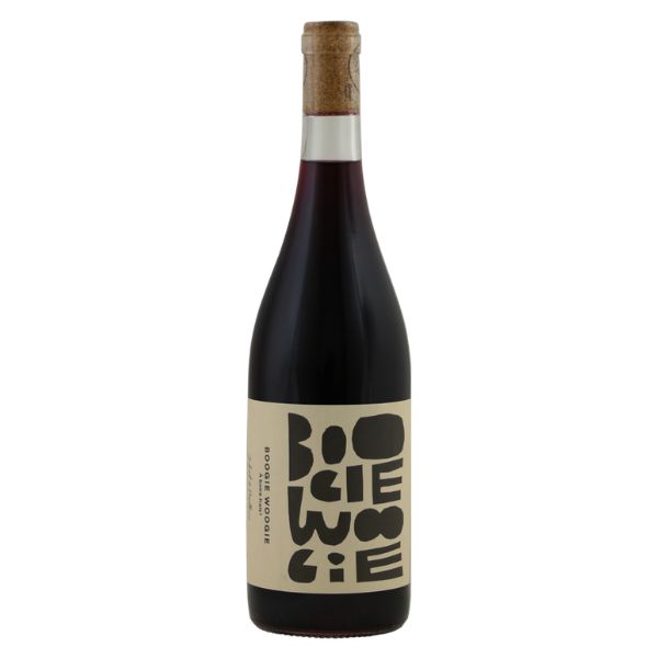 Webshop 54 Aubert & Mathieu Boogie Woogie Grenache Aubert & Mathieu Boogie Woogie Grenache is een eigenzinnige, biologische Vin de France die de grens tussen rode en witte wijn opzoekt. Deze zogenoemde ‘blouge’ wordt gemaakt van Grenache Noir en Grenache Gris. De combinatie van rode en lichtgekleurde druiven geeft een lichte, frisse en bijzonder sappige wijn die het lekkerst licht gekoeld wordt geschonken. De biologisch geteelde druiven groeien op kalkrijke kleibodems. Tijdens de vinificatie worden de druiven gedurende twee weken als hele trossen gemacereerd. Hierdoor krijgt de wijn volop fruit en smaak, zonder zwaar of tanninerijk te worden. In de geur en smaak komen rijpe aardbeien, frambozen en sappig rood fruit naar voren. De smaak is soepel en verfrissend, met zachte tannines en een levendige, zuivere afdronk. Een vrolijke en toegankelijke Grenache-wijn die perfect past bij ontspannen momenten. Aubert & Mathieu: eigentijds en onderscheidend Aubert & Mathieu werd opgericht door jeugdvrienden Anthony Aubert en Jean-Charles Mathieu. Samen maken zij moderne wijnen uit de Languedoc-Roussillon, met respect voor de natuur en zonder zich te laten beperken door traditionele wijncodes. Het wijnhuis is sinds 2024 B Corp-gecertificeerd en werkt nauw samen met betrokken wijnboeren. Boogie Woogie laat hun speelse en vernieuwende stijl uitstekend zien. Wijn-spijsadvies Serveer Boogie Woogie licht gekoeld als aperitief of bij tapas, charcuterie, pizza margherita, gegrilde groenten en lichte zomerse gerechten. Ook een heerlijke rode wijn voor een picknick, barbecue of informele borrel. Productinformatie Land: Frankrijk Herkomst: Vin de France Producent: Aubert & Mathieu Druiven: Grenache Noir en Grenache Gris Wijnsoort: lichte rode wijn / blouge Teelt: biologisch Bodem: kalkrijke klei Vinificatie: twee weken maceratie met hele trossen Smaak: fris, fruitig, sappig en soepel Alcohol: 12% Serveertip: licht gekoeld