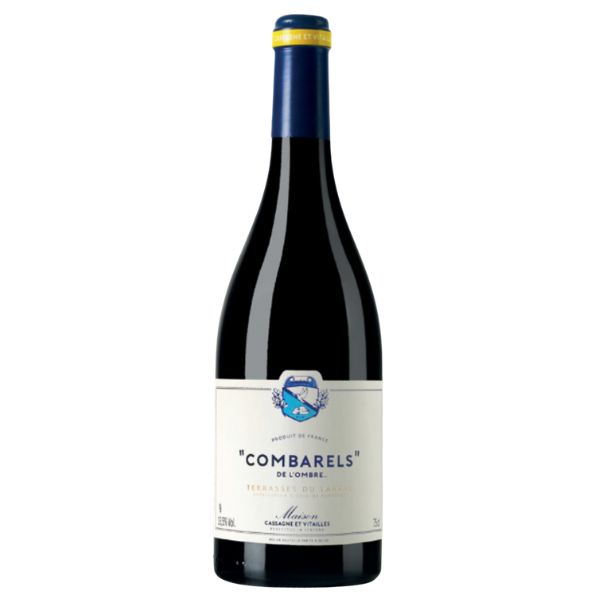 Nieuwe wijnen 13 Cassagne & Vitailles Combarels de l’Ombre Rouge – Krachtige rode wijn uit Terrasses du Larzac De Cassagne & Vitailles Combarels de l’Ombre Rouge is een intense en verfijnde rode wijn uit Terrasses du Larzac, gemaakt van Syrah, Grenache en Carignan. Sappig en harmonieus met rijpe rode en zwarte vruchten, mediterrane kruiden, zoete specerijen, soepele tannines en een frisse, elegante afdronk. De Cassagne & Vitailles Combarels de l’Ombre Rouge is een karaktervolle rode Languedoc uit de appellatie Terrasses du Larzac. De wijn combineert mediterrane rijpheid en concentratie met de frisheid die zo kenmerkend is voor dit bijzondere wijngebied ten noordwesten van Montpellier. Combarels de l’Ombre maakt deel uit van een bijzonder wijnpaar. Het domein maakt van hetzelfde terroir twee verschillende rode wijnen: Combarels de l’Ombre en Combarels à la Lumière. Zoals schaduw en licht niet zonder elkaar kunnen bestaan, laten beide wijnen een andere kant van Terrasses du Larzac zien. De l’Ombre vertegenwoordigt de intense, diepe en ingetogen zijde, terwijl À la Lumière zonniger en uitbundiger van karakter is. De verkoelende invloed van het Larzac-plateau zorgt voor duidelijke temperatuurverschillen tussen dag en nacht. Hierdoor rijpen de druiven volledig, maar behouden ze tegelijkertijd hun natuurlijke zuren en aromatische frisheid. Het resultaat is een rode wijn met diepte en structuur die soepel, sappig en uitstekend doordrinkbaar blijft. Over Domaine Cassagne & Vitailles Domaine Cassagne & Vitailles werd in 2015 opgericht door Matthieu Rollin en Nicolas Seffusatti. Hun vriendschap begon tijdens hun economiestudie in Montpellier. Na tien jaar actief te zijn geweest met de import van Franse wijn in China, keerden zij terug naar de Languedoc om hun gezamenlijke droom te verwezenlijken: karaktervolle wijnen maken die de diversiteit van hun geboortestreek laten zien. Bijzonder aan het domein is de voortdurende zoektocht naar evenwicht. Matthieu en Nicolas proberen niet alleen balans in hun wijnen te bereiken, maar kijken ook zorgvuldig naar de natuurlijke samenhang binnen iedere wijngaard. Ze werken nauwkeurig en met zo min mogelijk verstoring van de omgeving. Die filosofie resulteert in authentieke Languedoc-wijnen waarin kracht, rijpheid, frisheid en elegantie samenkomen. Domaine Cassagne & Vitailles Wijngaard en vinificatie De Combarels de l’Ombre Rouge is een blend van Syrah, Grenache en Carignan. De exacte onderlinge verhouding kan per oogstjaar verschillen. Syrah geeft de wijn structuur, donker fruit en kruidigheid, Grenache zorgt voor sappigheid en rijp fruit, terwijl Carignan frisheid, spanning en een karakteristieke mediterrane toets toevoegt. De druiven zijn afkomstig uit de Terrasses du Larzac, een gebied met een grote variatie aan bodems, hoogtes en liggingen. De mediterrane zon zorgt voor concentratie en rijpheid, terwijl de koele nachten bijdragen aan frisse zuren en een geleidelijke ontwikkeling van de aroma’s. De vinificatie is gericht op het behouden van de pure fruitexpressie en het verkrijgen van een ronde structuur met soepele tannines. Hierdoor heeft de wijn voldoende diepte en intensiteit, maar blijft hij toegankelijk en levendig. De producent omschrijft hem als zacht en rond, met sappig fruit, een goede doordrinkbaarheid en een soepele finale. Combarels de l’Ombre Smaakprofiel Druiven Syrah, Grenache en Carignan; de exacte samenstelling kan per oogstjaar verschillen. Herkomst AOP Terrasses du Larzac, Languedoc, Frankrijk Kleur Diep robijnrood met een heldere, paarsrode gloed. Neus Expressief en verfijnd met aroma’s van granaatappel, rode kersen, bramen en rijpe pruimen. Tonen van zwarte peper, zoete specerijen, viooltjes, drop en mediterrane kruiden geven extra diepte en complexiteit. Smaak Vol en sappig met rijp rood en donker fruit, een zachte ronde textuur en een mooie kruidigheid. De tannines zijn verfijnd en soepel, terwijl frisse zuren voor spanning, balans en een aantrekkelijke doordrinkbaarheid zorgen. Afdronk Lang, soepel en harmonieus met rijp fruit, mediterrane kruiden, milde specerijen en een frisse, licht minerale finale. Wijn-spijscombinaties De Cassagne & Vitailles Combarels de l’Ombre Rouge is een veelzijdige rode wijn voor aan tafel. Heerlijk bij lamskoteletten met tijm en rozemarijn, gegrild rundvlees, entrecote, eendenborst, wildgerechten en mediterrane stoofschotels. Ook charcuterie, gegrilde groenten, paddenstoelen, pasta met een rijke vleessaus en halfharde of gerijpte kazen passen uitstekend bij het sappige en kruidige karakter van deze wijn. Serveer Combarels de l’Ombre bij voorkeur rond de 16 tot 18 graden. Bij een jong oogstjaar helpt het om de wijn ongeveer een uur vooraf te openen of kort te karafferen. Hierdoor komen het fruit, de specerijen en de mediterrane kruidigheid nog mooier naar voren. Waarom kiezen voor Cassagne & Vitailles Combarels de l’Ombre Rouge? Deze wijn is ideaal voor liefhebbers van krachtige rode Languedoc die ook soepelheid en frisheid zoeken. De combinatie van Syrah, Grenache en Carignan geeft een fraaie balans tussen rijp fruit, kruidigheid, structuur en doordrinkbaarheid. Het bijzondere samenspel met zustercuvée À la Lumière maakt Combarels de l’Ombre bovendien een onderscheidende vertolking van het terroir van Terrasses du Larzac.