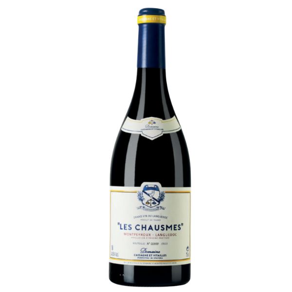 Nieuwe wijnen 12 Cassagne & Vitailles Les Chausmes – Krachtige en verfijnde rode wijn uit Montpeyroux De Cassagne & Vitailles Les Chausmes is een krachtige en verfijnde rode wijn uit Montpeyroux, gedomineerd door Carignan. Intens en harmonieus met sappige kersen, rood fruit, zoete specerijen, witte peper, delicate houttonen en rijpe, zijdezachte tannines. De Cassagne & Vitailles Les Chausmes is een bijzondere rode terroirwijn uit Montpeyroux in de Languedoc. Met deze kleinschalig geproduceerde cuvée willen wijnmakers Matthieu Rollin en Nicolas Seffusatti de diversiteit en eigenheid van dit bijzondere wijngebied zo zuiver mogelijk laten spreken. De druiven zijn afkomstig uit verschillende percelen rond Montpeyroux. Elk perceel heeft zijn eigen bodem, ligging en microklimaat en levert daardoor een andere bijdrage aan de uiteindelijke wijn. Door deze afzonderlijke terroirs zorgvuldig samen te brengen, ontstaat een complexe en harmonieuze rode wijn met concentratie, frisheid en diepte. De bodems vormen een bijzonder mozaïek van fossielrijke blauwe mergel, geel zand en kalkrijke zandsteen. Deze geologische diversiteit zorgt voor verschillende nuances in fruit, kruidigheid, structuur en mineraliteit. Carignan speelt de hoofdrol en geeft Les Chausmes zijn sappige fruit, mediterrane karakter en levendige spanning. Over Domaine Cassagne & Vitailles Domaine Cassagne & Vitailles werd in 2015 opgericht door Matthieu Rollin en Nicolas Seffusatti. Hun vriendschap ontstond tijdens hun economiestudie in Montpellier. Na tien jaar actief te zijn geweest met de import van Franse wijn in China keerden zij terug naar de Languedoc om hun jeugddroom te verwezenlijken: authentieke wijnen maken die de rijkdom van hun geboortestreek weerspiegelen. Bijzonder aan Cassagne & Vitailles is de kleinschalige en uiterst nauwkeurige manier van werken. Het domein bewerkt circa zeven hectare wijngaard, met veel handarbeid, natuurlijke begroeiing en lage opbrengsten. De constante zoektocht naar evenwicht tussen kracht, frisheid en verfijning vormt de rode draad door alle wijnen van het domein. Domaine Cassagne & Vitailles Wijngaard en vinificatie Les Chausmes wordt gedomineerd door Carignan. De overige samenstelling en onderlinge verhoudingen kunnen per oogstjaar verschillen. De druiven worden met de hand geoogst uit verschillende percelen en wijngaarden rond Montpeyroux. Ieder perceel wordt afzonderlijk vergist. Hierdoor behouden de verschillende wijnen hun eigen fruitexpressie, structuur en terroirkarakter. Vervolgens worden zorgvuldig geselecteerde perceelwijnen samengebracht in verschillende assemblages, die afzonderlijk op houten vaten rijpen. Pas daarna maken Matthieu en Nicolas de definitieve blend. De wijn rijpt gedurende 12 maanden in nieuwe eikenhouten vaten van tonnellerie Chassin. Ondanks deze rijping blijft de houtinvloed verfijnd en mooi verweven met het sappige fruit en de rijpe tannines. Les Chausmes is een echte microcuvée: van de wijn worden slechts ongeveer 4.000 flessen gemaakt. Daarmee is het een zeldzame en zeer persoonlijke vertolking van Montpeyroux. Cassagne & Vitailles Les Chausmes Smaakprofiel Druiven Een door Carignan gedomineerde assemblage; de exacte samenstelling kan per oogstjaar verschillen. Herkomst Montpeyroux, Languedoc, Frankrijk Kleur Diep granaatrood met intense robijnrode schakeringen. Neus Complex en geconcentreerd met aroma’s van sappige kersen, frambozen en ander rijp rood fruit. Zoete specerijen, witte peper en subtiele tonen van eikenhout geven de wijn extra diepte en verfijning. Smaak Vol, rijk en harmonieus met sappig rood fruit, een fijne kruidigheid en delicate houttonen. De tannines zijn rijp en zijdezacht, terwijl voldoende frisheid de wijn levendig en evenwichtig houdt. Afdronk Lang, intens en verfijnd met kersen, zoete specerijen, witte peper en subtiel verweven houttonen. Wijn-spijscombinaties De Cassagne & Vitailles Les Chausmes is een krachtige gastronomische wijn. Heerlijk bij lamsbout met tijm en rozemarijn, entrecote, côte de boeuf, wild zwijn, hertenbiefstuk, eendenborst en langzaam gegaarde rundvleesgerechten. Ook mediterrane stoofschotels, gegrilde groenten, paddenstoelen, gerechten met zwarte olijven en gerijpte harde kazen combineren uitstekend met het sappige fruit en de kruidige tonen van deze wijn. Serveer Les Chausmes bij voorkeur rond de 18 graden. De producent adviseert om de fles ongeveer twee tot drie uur voor het serveren te openen of de wijn te karafferen. Door zijn concentratie en rijpe tannines kan Les Chausmes zich bovendien fraai ontwikkelen; de producent noemt een optimale drinkperiode na circa vijf tot tien jaar kelderrijping. Waarom kiezen voor Cassagne & Vitailles Les Chausmes? Les Chausmes is ideaal voor liefhebbers van krachtige rode Languedoc met verfijning, frisheid en een duidelijke terroirexpressie. De verschillende bodems en microklimaten van Montpeyroux, de perceelsgewijze vinificatie en de zorgvuldige rijping op Chassin-vaten zorgen voor een wijn met indrukwekkende diepte en harmonie. Met slechts circa 4.000 geproduceerde flessen is dit bovendien een exclusieve microcuvée. Een karaktervolle Carignan-gedomineerde wijn waarin sappige kersen, witte peper, zijdezachte tannines en delicate houttonen prachtig samenkomen.