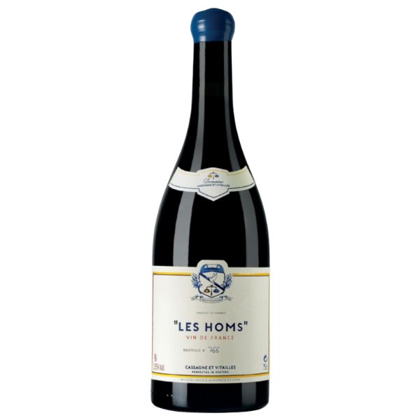 Nieuwe wijnen 11 Cassagne & Vitailles Les Homs – Frisse en verfijnde Grenache uit de Languedoc De Cassagne & Vitailles Les Homs is een soepele en verfijnde rode wijn uit de omgeving van Montpeyroux, gemaakt van Grenache. Lichtvoetig maar opvallend lang van smaak, met wilde aardbeien, rode bessen, sappig rood fruit, fijne kruidigheid, zachte tannines en een levendige frisheid. De Cassagne & Vitailles Les Homs is een elegante rode Grenache uit de Languedoc. De wijn is afkomstig van de gelijknamige wijngaard Les Homs, gelegen in de vlakte ten zuidwesten van Montpeyroux. Hier laat Grenache een opvallend frisse en verfijnde kant zien. De wijngaard heeft een bodem van kalksteen en klei. De kalkrijke ondergrond draagt bij aan de frisse spanning en precisie, terwijl de klei helpt om voldoende water vast te houden tijdens de warme en droge zomermaanden. Tegelijkertijd zorgt de wind vanaf de Middellandse Zee voor verkoeling op hete dagen. Het resultaat is een rode wijn met de rijpe aromatische expressie van Grenache, zonder zwaar of log te worden. Les Homs combineert sappig rood fruit met een lichte, soepele structuur en een verrassend lange afdronk. Over Domaine Cassagne & Vitailles Domaine Cassagne & Vitailles werd in 2015 opgericht door vrienden Matthieu Rollin en Nicolas Seffusatti. Na tien jaar actief te zijn geweest met de import van Franse wijn in China keerden zij terug naar de Languedoc om hun gezamenlijke droom te realiseren: authentieke wijnen maken die de rijkdom en diversiteit van hun geboortestreek weerspiegelen. Bijzonder aan Cassagne & Vitailles is hun voortdurende zoektocht naar evenwicht. Het kleinschalige domein bewerkt circa zeven hectare wijngaard met veel handarbeid, natuurlijke begroeiing en lage opbrengsten. Iedere wijn krijgt een eigen vinificatie en rijping, afgestemd op het karakter van de druif en de wijngaard. Met Les Homs laten Matthieu en Nicolas zien dat rijpe Grenache niet alleen krachtig en geconcentreerd kan zijn, maar ook lichtvoetig, fris en buitengewoon verfijnd. Domaine Cassagne & Vitailles Wijngaard en vinificatie De Les Homs is gemaakt van Grenache-druiven uit één afzonderlijke wijngaard ten zuidwesten van Montpeyroux. De druiven groeien op een ondergrond van kalksteen en klei en profiteren van verkoelende mediterrane wind. De druiven worden zo laat mogelijk geoogst. Hierdoor bereiken ze een hoge concentratie aan natuurlijke suikers, smaakstoffen en aroma’s. Dankzij de koele wind en kalkrijke bodem blijft tegelijkertijd voldoende frisheid behouden. Na de oogst volgt een lange vergisting en inweking. Het langdurige contact met de druivenschillen zorgt voor een goede extractie van kleur en aroma, maar de vinificatie blijft gericht op een soepele structuur en verfijnde tannines. Na de vergisting rijpt de wijn gedurende zes tot acht maanden in betonnen eieren. Beton geeft geen houtaroma’s af, waardoor de pure expressie van Grenache en het sappige rode fruit centraal blijven staan. De rijping maakt de wijn ronder en zachter, zonder zijn kenmerkende frisheid te verliezen. Cassagne & Vitailles Les Homs Smaakprofiel Druif Grenache Herkomst Omgeving Montpeyroux, Languedoc, Frankrijk – Vin de France Kleur Helder robijnrood met elegante, jeugdige roodpaarse schakeringen. Neus Verfijnd en expressief met duidelijke aroma’s van wilde aardbeien, rode bessen, frambozen en ander vers rood fruit. Op de achtergrond verschijnen subtiele florale en mediterrane kruidige tonen. Smaak Soepel, lichtvoetig en sappig met wilde aardbeitjes, rode bessen en rijpe frambozen. De wijn heeft zachte tannines en een levendige frisheid die prachtig in balans is met de rijpe fruitconcentratie. Afdronk Opvallend lang en elegant met sappig rood fruit, fijne kruidigheid en een frisse, verfijnde finale. Wijn-spijscombinaties De Cassagne & Vitailles Les Homs is door zijn sappige fruit, zachte tannines en levendige frisheid breed inzetbaar. Heerlijk bij charcuterie, paté, geroosterd varkensvlees, kalfsvlees, eendenborst, gegrilde kip en lamskoteletten met mediterrane kruiden. Ook bij gegrilde groenten, ratatouille, paddenstoelen, pasta met tomaat, pizza, tonijn of licht gekoeld bij een zomerse barbecue komt deze Grenache uitstekend tot zijn recht. Zachte en halfharde kazen vormen eveneens een mooie combinatie. Serveer Les Homs bij voorkeur licht gekoeld rond de 14 tot 16 graden. De wijn is direct aantrekkelijk, maar profiteert bij een jong oogstjaar van ongeveer een halfuur beluchting. Waarom kiezen voor Cassagne & Vitailles Les Homs? Les Homs is ideaal voor liefhebbers van rode wijn die sappigheid en concentratie zoeken, maar geen zware of tanninerijke stijl willen. De laat geoogste Grenache geeft rijpheid en aromatische intensiteit, terwijl de kalkrijke bodem en mediterrane wind voor opvallende frisheid zorgen. De rijping in betonnen eieren houdt het fruit puur en geeft de wijn extra ronding zonder houttonen toe te voegen. Zo ontstaat een onderscheidende rode Languedoc die licht en soepel drinkt, maar tegelijkertijd voldoende structuur, lengte en diepte heeft.