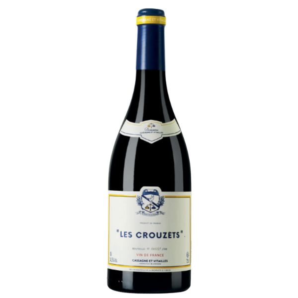 Nieuwe wijnen 10 Cassagne & Vitailles Les Crouzets – Florale en elegante Grenache uit de Languedoc De Cassagne & Vitailles Les Crouzets is een verfijnde en aromatische rode Grenache uit de Languedoc. Afkomstig van een circa 50 jaar oude wijngaard, met elegante aroma’s van rozenblaadjes, viooltjes, frambozen, rode kersen, zoete specerijen en mediterrane kruiden. Zijdezacht en sappig met levendige frisheid en een lange, licht peperige afdronk. De Cassagne & Vitailles Les Crouzets is een bijzondere rode wijn uit de omgeving van Montpeyroux in de Languedoc. Met deze cuvée laten Matthieu Rollin en Nicolas Seffusatti zien hoe elegant, fris en floraal Grenache uit Zuid-Frankrijk kan zijn. Les Crouzets is afkomstig van één wijngaard met circa 50 jaar oude wijnstokken. De combinatie van oude stokken, een klei- en kiezelrijke bodem en een nauwkeurige vinificatie geeft een wijn met aromatische concentratie en structuur, zonder dat hij zwaar aanvoelt. De wijn wordt uitgebracht als Vin de France. Deze classificatie geeft de wijnmakers de vrijheid om de expressie van de wijngaard en druif centraal te stellen. Het resultaat is een opvallend pure Grenache met de rijpheid van de Languedoc en een bijna Bourgondische verfijning. Over Domaine Cassagne & Vitailles Domaine Cassagne & Vitailles werd in 2015 opgericht door vrienden Matthieu Rollin en Nicolas Seffusatti. Hun vriendschap ontstond tijdens een economiestudie in Montpellier. Na tien jaar Franse wijn naar China te hebben geëxporteerd, keerden zij terug naar de Languedoc om hun droom te verwezenlijken: authentieke wijnen maken die de diversiteit van hun geboortestreek weerspiegelen. Bijzonder aan Cassagne & Vitailles is de voortdurende zoektocht naar evenwicht. Het domein omvat circa zeven hectare wijngaard, verdeeld over kleine percelen met verschillende bodems en microklimaten. Veel werkzaamheden worden met de hand uitgevoerd en de opbrengsten worden bewust laag gehouden. Les Crouzets laat de verfijnde kant van deze filosofie zien. Het is een precieze en karaktervolle wijn waarin puur fruit, florale aroma’s, frisheid en een elegante structuur centraal staan. Domaine Cassagne & Vitailles Wijngaard en vinificatie De druiven voor Les Crouzets groeien in een circa 50 jaar oude wijngaard op een bodem van klei en kiezel. De kiezelrijke grond zorgt voor drainage en warmteopslag, terwijl de klei tijdens droge perioden voldoende water kan vasthouden. Dit helpt de druiven gelijkmatig te rijpen en hun aromatische intensiteit te ontwikkelen. De oude wijnstokken leveren van nature kleine hoeveelheden geconcentreerde druiven. Tegelijkertijd zorgen het lokale microklimaat en de zorgvuldige oogst voor voldoende natuurlijke frisheid. De vinificatie is gericht op het behouden van de bijzondere florale aroma’s, pure fruitexpressie en fijne structuur. Bij recente oogstjaren worden roestvrijstalen tanks gebruikt en kan een gedeelte van de druiven met hele trossen worden vergist. Dit ondersteunt de frisheid, kruidige spanning en aromatische verfijning zonder nadrukkelijke houtinvloed. De exacte vinificatie kan per oogstjaar worden aangepast. De producent omschrijft Les Crouzets als een pure, subtiele wijn met een uitgesproken rozengeur en een herkenbare, elegante structuur. Cassagne & Vitailles Les Crouzets Smaakprofiel Druif Grenache Herkomst Omgeving Montpeyroux, Languedoc, Frankrijk – Vin de France Kleur Helder robijnrood met een elegante, jeugdige glans. Neus Bijzonder floraal en verfijnd met rozenblaadjes en viooltjes, gevolgd door frambozen, rode kersen en rijpe rode bessen. Zoete specerijen, laurier en een subtiele mediterrane kruidigheid zorgen voor extra complexiteit. Smaak Sappig, precies en middelvol met geconcentreerd rood fruit, levendige zuren en een zijdezachte textuur. De tannines zijn fijn en fluweelachtig, waardoor de wijn elegant en soepel blijft zonder structuur te verliezen. Afdronk Lang, energiek en verfijnd met rode bessen, florale tonen, mediterrane kruiden en een licht peperige finale. Wijn-spijscombinaties De Cassagne & Vitailles Les Crouzets is een elegante gastronomische rode wijn. Heerlijk bij eendenborst, kalfsvlees, gebraden parelhoen, lamskoteletten, licht gekruid varkensvlees en gegrilde tonijn. Ook charcuterie, paddenstoelen, ratatouille, geroosterde groenten, pasta met tomaat en zachte of halfharde kazen combineren mooi met het sappige fruit en de florale kruidigheid. Serveer Les Crouzets bij voorkeur rond de 15 tot 17 graden. Een jong oogstjaar kan ongeveer een halfuur tot een uur voor het drinken worden geopend. Zo krijgen de rozengeur, het rode fruit en de fijne kruidigheid voldoende ruimte om zich te ontwikkelen. Waarom kiezen voor Cassagne & Vitailles Les Crouzets? Les Crouzets is ideaal voor liefhebbers van verfijnde Grenache die frisheid en elegantie belangrijker vinden dan pure kracht. De circa 50 jaar oude wijnstokken geven concentratie en diepte, terwijl de zorgvuldige vinificatie de florale aroma’s en levendige fruitexpressie bewaart. De combinatie van rozenblaadjes, sappige rode vruchten, fluweelzachte tannines en een energieke, peperige afdronk maakt dit een onderscheidende rode Languedoc. Een pure en subtiele terroirwijn met een opvallende finesse en een geheel eigen karakter.
