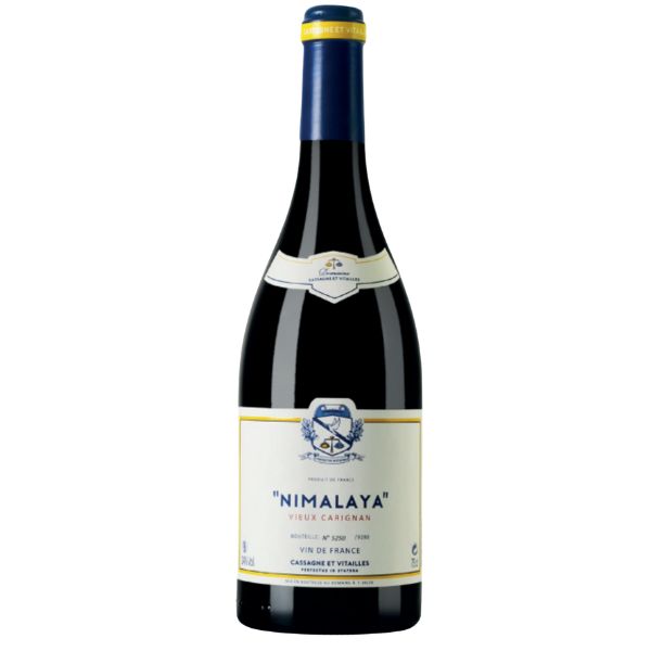 Nieuwe wijnen 9 Cassagne & Vitailles Nimalaya – Oude Carignan uit de Languedoc De Cassagne & Vitailles Nimalaya is een krachtige en verfijnde rode wijn uit de Languedoc, gemaakt van 100% Carignan van wijnstokken die in 1954 zijn aangeplant. Complex en geconcentreerd met rode bessen, viooltjes, mediterrane kruiden, zoete specerijen, drop, fijne tannines en een lange, frisse en minerale afdronk. De Cassagne & Vitailles Nimalaya is een bijzondere rode terroirwijn en een eerbetoon aan de geschiedenis van de Languedoc. De wijn eert niet alleen de oude Carignan-wijngaarden, maar ook de generaties wijnbouwers die het landschap en de wijntradities van deze Zuid-Franse streek hebben gevormd. Nimalaya wordt volledig gemaakt van oude Carignan-stokken die in 1954 zijn aangeplant. Door hun hoge leeftijd produceren de wijnstokken van nature weinig druiven. Die lage opbrengst zorgt voor extra concentratie, aromatische intensiteit en diepte. Tegelijkertijd blijft de wijn opvallend fris en verfijnd. De kalk- en mineraalrijke bodem, zorgvuldige selectie en rijping in betonnen eieren geven Nimalaya een fraaie balans tussen het krachtige karakter van Carignan en een elegante, levendige structuur. Over Domaine Cassagne & Vitailles Domaine Cassagne & Vitailles werd in 2015 opgericht door vrienden Matthieu Rollin en Nicolas Seffusatti. Na tien jaar Franse wijn naar China te hebben geëxporteerd, keerden zij terug naar hun geboortestreek om wijnen te maken die de diversiteit van de Languedoc weerspiegelen. Bijzonder aan Cassagne & Vitailles is hun voortdurende zoektocht naar evenwicht. Het kleinschalige domein omvat circa zeven hectare wijngaard, verdeeld over verschillende terroirs. Lage opbrengsten, veel handarbeid en nauwkeurige vinificatie staan centraal. Nimalaya heeft voor de wijnmakers een bijzondere betekenis. De cuvée staat symbool voor vriendschap, doorzettingsvermogen en respect voor het regionale erfgoed. Van deze wijn worden per oogstjaar slechts ongeveer 3.000 flessen gemaakt, wat Nimalaya tot een exclusieve en zeer persoonlijke expressie van oude Carignan maakt. Domaine Cassagne & Vitailles Wijngaard en vinificatie De oude Carignan-wijngaarden liggen bij Montpeyroux en Saint-Saturnin. De wijnstokken staan op een bodem van kalkrijke mergel en klei, waarin veel mineralen aanwezig zijn. De zuidelijke ligging zorgt ervoor dat de druiven volledig kunnen rijpen, terwijl de kalkrijke bodem helpt om frisheid en fijne tannines te behouden. De druiven worden begin oktober met de hand geoogst en streng geselecteerd. Alleen gezonde en volledig rijpe druiven worden voor Nimalaya gebruikt. De vergisting vindt plaats in roestvrijstalen tanks, waarbij circa 50% hele trossen wordt gebruikt. De stelen geven de wijn extra aromatische complexiteit, kruidige spanning en structuur. Door de extractie zorgvuldig te begeleiden, blijven de tannines rijp en verfijnd. Na de vergisting rijpt de wijn in betonnen eieren. Beton geeft geen houtaroma’s af, waardoor het pure fruit en het karakter van de oude Carignan centraal blijven staan. De vorm en lichte zuurstofuitwisseling dragen bij aan een ronde textuur en zachte tannines, zonder dat de wijn zijn frisheid en mineraliteit verliest. Smaakprofiel Druif 100% Carignan van oude wijnstokken, aangeplant in 1954 Herkomst Montpeyroux en Saint-Saturnin, Languedoc, Frankrijk – Vin de France Kleur Intens donkerrood met diepe paars-violette schakeringen. Neus Delicaat en complex met aroma’s van rode bessen, zure kersen, frambozen en ander klein rood fruit. Vervolgens komen tonen van viooltjes, drop, zoete specerijen en mediterrane kruiden naar voren. Smaak Geconcentreerd en gestructureerd, maar tegelijkertijd fris en precies. Sappig rood fruit wordt gecombineerd met kruidigheid, fijne mineraliteit en zachte, rijpe tannines. De oude wijnstokken geven diepte en intensiteit zonder dat de wijn zwaar aanvoelt. Afdronk Lang, romig en verfijnd met rood fruit, zoete specerijen, mediterrane kruiden en een frisse, minerale finale. Wijn-spijscombinaties De Cassagne & Vitailles Nimalaya is een krachtige gastronomische wijn. Heerlijk bij lamsbout met tijm en rozemarijn, lamskoteletten, eendenborst, wildgerechten, entrecote en langzaam gegaard rundvlees. Ook mediterrane stoofschotels, gegrilde groenten, paddenstoelen, gerechten met zwarte olijven en gerijpte harde kazen combineren uitstekend met het kruidige karakter van Carignan. Serveer Nimalaya bij voorkeur rond de 16 tot 18 graden. De producent adviseert om de fles bij jonge oogstjaren ongeveer twee tot drie uur voor het drinken te openen of de wijn te karafferen. Door de concentratie, frisse structuur en fijne tannines beschikt Nimalaya over een uitstekend bewaarpotentieel. De producent adviseert een optimale drinkperiode na circa vijf tot tien jaar kelderrijping. Cassagne & Vitailles Nimalaya Waarom kiezen voor Cassagne & Vitailles Nimalaya? Nimalaya is ideaal voor liefhebbers van karaktervolle rode wijn die kracht willen combineren met frisheid en verfijning. De oude Carignan-stokken uit 1954 leveren druiven met een bijzondere concentratie, terwijl de kalkrijke bodem voor spanning en mineraliteit zorgt. De gedeeltelijke vergisting met hele trossen geeft extra aromatische complexiteit en kruidigheid. De rijping in betonnen eieren maakt de tannines ronder en bewaart tegelijkertijd de pure fruitexpressie. Met slechts circa 3.000 flessen per oogstjaar is Nimalaya bovendien een exclusieve wijn. Een indrukwekkend eerbetoon aan oude Carignan, het terroir van de Languedoc en de wijnbouwtradities van de regio.