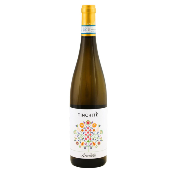Winkel 60 Feudo Arancio Tinchitè Grillo – frisse witte wijn uit Sicilië De Feudo Arancio Tinchitè Grillo is een levendige en verfrissende witte wijn uit Sicilië, gemaakt van de karaktervolle lokale druif Grillo. Deze druif staat bekend om zijn zonnige fruit, frisse zuren en subtiele kruidigheid. In deze Tinchitè komt dat prachtig samen: tropisch fruit, steenfruit, sappigheid en een fijne minerale spanning. De naam Tinchitè betekent vrij vertaald “overvloed”, en dat past uitstekend bij deze wijn. Niet in de zin van zwaar of overdadig, maar juist als overvloed aan energie, frisheid en Siciliaanse vitaliteit. Dit is een witte wijn die direct uitnodigt tot nog een glas: lichtvoetig, aromatisch en heerlijk doordrinkbaar. Voor de Feudo Arancio Tinchitè worden Grillo-druiven gebruikt uit verschillende delen van Sicilië. Een deel komt uit het zuidoosten van het eiland, in de provincie Ragusa, en een deel uit het westen, in de provincie Agrigento. Door deze combinatie ontstaat een wijn met meerdere lagen: aan de ene kant veel frisheid, geurigheid en levendig fruit; aan de andere kant rijpheid, volume en een zachte, ronde structuur. In het glas heeft de Feudo Arancio Tinchitè Grillo een licht strogele kleur met subtiele groene reflecties. De geur is expressief en fruitig, met tonen van nectarine, perzik, mango, papaja en een vleugje citrus. In de mond is de wijn sappig, fris en soepel, met een prettige mineraliteit en een bijna licht tintelend gevoel dat de wijn extra levendig maakt. De afdronk is schoon, fruitig en verfrissend. Deze Siciliaanse Grillo is een uitstekende keuze als aperitief, maar komt ook prachtig tot zijn recht bij lichte visgerechten, schaal- en schelpdieren, sushi, sashimi, gemarineerde zwaardvis, frisse salades en mediterrane voorgerechten. Door zijn combinatie van rijp fruit en frisse spanning is de Feudo Arancio Tinchitè bovendien een heerlijke wijn voor het terras, de borrel of een zomerse maaltijd. Wat Feudo Arancio extra bijzonder maakt, is de duidelijke focus op duurzame wijnbouw. Het wijnhuis werkt met onder andere wateropvang, zonnepanelen, fotovoltaïsche panelen en druppelirrigatie om verspilling tegen te gaan. De duurzaamheid van Feudo Arancio is bovendien Europees gecertificeerd. Daarmee combineert het huis moderne Siciliaanse wijnkwaliteit met respect voor landschap, klimaat en toekomst. Smaakprofiel Druif: Grillo Kleur: licht strogeel met groene reflecties Neus: nectarine, perzik, mango, papaja, citrus en lichte florale tonen Mond: fris, sappig en fruitig met subtiele mineraliteit en een levendige structuur Afdronk: schoon, verfrissend en licht ziltig Spijs & moment De Feudo Arancio Tinchitè Grillo is heerlijk als aperitief en past uitstekend bij rauwe of licht bereide visgerechten, sushi, sashimi, gemarineerde zwaardvis, schaal- en schelpdieren, frisse salades en lichte mediterrane gerechten. Ook perfect voor op het terras of als originele witte huiswijn voor wie eens iets anders wil dan de bekende internationale druivenrassen.