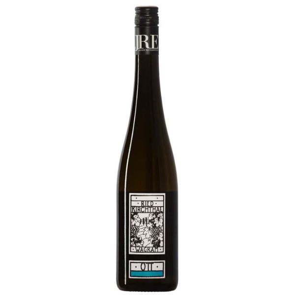 Nieuwe wijnen 7 Bernhard Ott Grüner Veltliner Ried Kirchthal – Biodynamische Erste Lage uit Wagram De Bernhard Ott Grüner Veltliner Ried Kirchthal is een complexe en verfijnde biodynamische witte wijn uit een 1ÖTW Erste Lage in Feuersbrunn am Wagram. Droog, precies en fijnkruidig met witte appel, limoen, citroen, minerale tonen, levendige zuren en een lange, elegante afdronk. De Bernhard Ott Grüner Veltliner Ried Kirchthal is een hoogwaardige Oostenrijkse witte wijn uit een van de meest bijzondere wijngaarden van Feuersbrunn. Ried Kirchthal ligt tot ongeveer 370 meter boven zeeniveau en is daarmee de hoogstgelegen wijngaard van het dorp. De relatief koele ligging en de kalkrijke lössbodem geven deze Grüner Veltliner een heel eigen karakter. De wijn is minder uitbundig en rijk dan veel andere topwijnen uit Wagram, maar juist bijzonder precies, kruidig en gelaagd. Witte appel, limoen en citroen worden gecombineerd met minerale spanning, fijne specerijen en een uitgesproken droge, koele stijl. Sinds de oogst van 2023 is Ried Kirchthal geclassificeerd als 1ÖTW Erste Lage. Deze aanduiding wordt gebruikt voor zorgvuldig geselecteerde topwijngaarden met een aantoonbaar vermogen om ieder jaar onderscheidende terroirwijnen voort te brengen. Over Weingut Bernhard Ott Weingut Bernhard Ott is gevestigd in Feuersbrunn am Wagram en behoort tot de toonaangevende producenten van Grüner Veltliner in Oostenrijk. De familie maakt hier al sinds 1889 wijn. Bernhard en Maria Ott leiden het domein tegenwoordig als vierde generatie, samen met hun familie en een vast team. Bijzonder aan Bernhard Ott is de consequente focus op Grüner Veltliner. Door verschillende bodems, hoogtes en liggingen afzonderlijk te vinifiëren, laat het domein zien hoeveel variatie deze Oostenrijkse druif kan bieden. De stijl wordt gekenmerkt door zuiverheid, spanning, natuurlijke balans en een duidelijke expressie van de wijngaard. De wijngaarden worden biologisch en biodynamisch bewerkt. Alle druiven worden met de hand geoogst en in de kelder krijgen de wijnen alle tijd om zich op natuurlijke wijze te ontwikkelen. Weingut Bernhard Ott Wijngaard en vinificatie Ried Kirchthal ligt ten noorden van Feuersbrunn, tegen de beboste rug van de Hengstberg. De wijngaard bevindt zich op een hoogte van ongeveer 350 tot 370 meter en profiteert daardoor van lagere temperaturen en een geleidelijke rijping van de druiven. De Grüner Veltliner groeit op een dikke laag kalkrijke löss met een dunne laag klei en Opok. Deze combinatie geeft de wijn rijpheid en textuur, maar ook mineraliteit, kruidigheid en frisse spanning. De koele ligging helpt om de natuurlijke zuren en aromatische precisie te bewaren. De druiven worden volledig met de hand geoogst en langzaam geperst in een traditionele korfpers. De vergisting begint spontaan met natuurlijke gisten en vindt plaats in grote houten vaten. Na de vergisting blijft de wijn gedurende twee winters in grote Stockinger-vaten. Deze lange rijping geeft de wijn extra diepte, textuur en harmonie. De grote vaten voegen nauwelijks herkenbare houtaroma’s toe, waardoor het karakter van Grüner Veltliner en de bijzondere kalkrijke lössbodem centraal blijven staan. Ried Kirchthal wordt slechts in beperkte hoeveelheden gemaakt en verschijnt pas ongeveer twee jaar na de oogst op de markt. Bernhard Ott Ried Kirchthal Smaakprofiel Druif 100% Grüner Veltliner Herkomst Ried Kirchthal 1ÖTW Erste Lage, Feuersbrunn, Wagram, Oostenrijk Kleur Helder lichtgeel met subtiele groengele en zilveren schakeringen. Neus Complex en verfijnd met witte appel, limoenrasp en citroen. Daarachter verschijnen fijne kruidige tonen en een koele, kalkachtige mineraliteit. Smaak Droog, precies en gelaagd met sappige witte appel, citrus en een levendige zuurstructuur. De fijne kruidigheid en minerale spanning worden ondersteund door een subtiel ronde textuur, verkregen door de langdurige rijping in grote houten vaten. Afdronk Lang, koel en elegant met witte appel, citroen, fijne specerijen en een zuivere minerale finale. Wijn-spijscombinaties De Bernhard Ott Grüner Veltliner Ried Kirchthal is een uitgesproken gastronomische witte wijn. Heerlijk bij tarbot, zeebaars, kabeljauw, kreeft, coquilles en andere schaal- en schelpdieren. Ook bij kalfsvlees, gevogelte, Wiener schnitzel, asperges, paddenstoelenrisotto en gerechten met groene kruiden komt de kruidige en minerale stijl prachtig tot zijn recht. De frisse zuren maken de wijn bovendien geschikt voor gerechten met een romige saus. Serveer Ried Kirchthal bij voorkeur rond de 12 tot 14 graden. Schenk de wijn in ruime wittewijnglazen en geef een jonge fles eventueel een halfuur lucht. Zo komen de gelaagde aroma’s, fijne kruidigheid en minerale structuur beter naar voren. Deze Grüner Veltliner kan jong worden gedronken om zijn frisse, strakke karakter, maar beschikt ook over een uitstekend bewaarpotentieel. Tijdens de flesrijping zullen het fruit, de kruidigheid en de minerale tonen verder versmelten en aan complexiteit winnen. Waarom kiezen voor Bernhard Ott Grüner Veltliner Ried Kirchthal? Ried Kirchthal is ideaal voor liefhebbers van droge, complexe witte wijn met een duidelijke terroirexpressie. De combinatie van de hooggelegen, koele wijngaard en de kalkrijke lössbodem geeft een bijzonder precieze Grüner Veltliner met veel spanning en finesse. De biodynamische wijnbouw, handmatige oogst, spontane vergisting en rijping gedurende twee winters in grote Stockinger-vaten onderstrepen het ambachtelijke karakter. De classificatie als 1ÖTW Erste Lage bevestigt bovendien de bijzondere kwaliteit en het onderscheidende vermogen van deze wijngaard. Een verfijnde Oostenrijkse topwijn waarin witte appel, citrus, fijne kruidigheid en kalkachtige mineraliteit prachtig samenkomen.