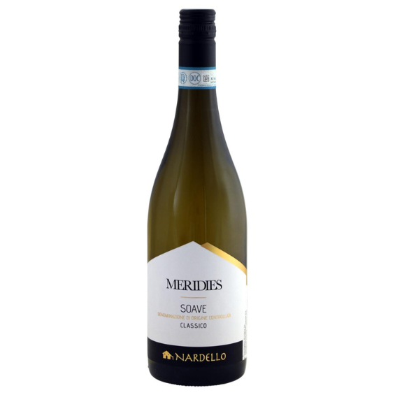 Winkel 58 Nardello Meridies Soave Classico – verfrissende witte wijn uit Veneto De Nardello Meridies Soave Classico is een frisse, sappige en minerale witte wijn uit Soave Classico in Veneto. Deze wijn wordt volledig gemaakt van Garganega, de klassieke druif van Soave, en laat mooi zien waarom dit gebied tot de meest verfijnde witte wijnregio’s van Noord-Italië behoort. Meridies is een Soave met veel drinkplezier: helder, zuiver, zacht van structuur en tegelijk opvallend fris. De wijn heeft precies die combinatie die een goede Soave zo aantrekkelijk maakt: sappig geel fruit, florale tonen, milde zuren en een subtiele mineraliteit. Geen zware witte wijn, maar juist een elegante, verfrissende stijl met genoeg karakter en lengte. De Garganega-druiven voor de Nardello Meridies Soave Classico groeien in wijngaarden aan de voet van de Monte Zoppega. De bodem is hier stevig en donker, met klei en basaltgesteente. Juist deze vulkanische ondergrond geeft de wijn zijn herkenbare intensiteit, rijkdom en minerale spanning. Na de oogst worden de druiven zacht geperst. De vergisting vindt plaats in roestvrijstalen tanks, gevolgd door een rijping van enkele maanden op de fijne lies. Daardoor krijgt de wijn extra rondheid en sap, zonder zijn frisheid te verliezen. In het glas heeft de Nardello Meridies Soave Classico een lichte strogele kleur. De geur opent ingetogen met witte bloesem en ontwikkelt daarna aroma’s van rijp geel fruit, peer, perzik en een lichte citrusfrisheid. In de mond is de wijn zacht, sappig en zuiver, met rijp fruit, milde zuren en een subtiele rokerige mineraliteit. De afdronk is lang, fris en mineraal. Wat Nardello bijzonder maakt, is de diepe verbondenheid met het Soave Classico-gebied. De familie Nardello is al eeuwen actief in de wijnbouw rond Soave; de eerste sporen van hun druiventeelt gaan terug tot de 16e eeuw. Dankzij hun ligging tussen onder andere Monte Zoppega en Monte Tondo beschikken zij over sterke cru-posities binnen Soave Classico, met wijngaarden op bodems die veel karakter geven aan Garganega. De Nardello Meridies Soave Classico is heerlijk als aperitief en past uitstekend bij lichte visgerechten, schaal- en schelpdieren, salades, groentegerechten, risotto met citroen of groene kruiden, zachte kazen en verfijnde voorgerechten. Door zijn sappige, frisse stijl is dit ook een ideale terraswijn of borrelwijn voor liefhebbers van elegante Italiaanse witte wijn. Smaakprofiel Druif: Garganega Kleur: licht strogeel Neus: witte bloesem, rijp geel fruit, peer, perzik en lichte citrus Mond: zacht, sappig en fris met milde zuren en subtiele rokerige mineraliteit Afdronk: lang, fris en mineraal Spijs & moment De Nardello Meridies Soave Classico is een uitstekende wijn als aperitief, maar ook bijzonder geschikt bij vis, schaal- en schelpdieren, lichte salades, groentegerechten, risotto, zachte kazen en verfijnde voorgerechten. Een heerlijke keuze voor wie een frisse witte wijn zoekt met net iets meer sap, mineraliteit en karakter. Specificaties Wijn: Nardello Meridies Soave Classico Land: Italië Regio: Veneto Gebied: Soave Classico Druivenras: Garganega Kleur: wit Type: stille wijn Smaaktype: fris, sappig en mineraal Serveertemperatuur: 8 tot 10 °C