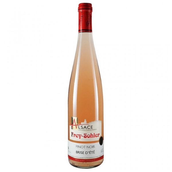 Frey-Sohler Pinot Noir Brise d'Été – Frisse droge rosé uit de Elzas Frey-Sohler Pinot Noir Brise d'Été is een heerlijk frisse en lichte rosé uit de Elzas, gemaakt van 100% Pinot Noir. De naam Brise d'Été – zomerbries – past perfect bij het karakter van deze wijn: verfijnd, fruitig en heerlijk verfrissend. Met aroma's van kersen, frambozen en een subtiele florale toets is dit een elegante, droge rosé die uitstekend tot zijn recht komt als aperitief, maar ook verrassend veelzijdig aan tafel is. Domaine Frey-Sohler Domaine Frey-Sohler is gevestigd in Scherwiller, in het hart van de Elzas. De familie Sohler verbouwt hier al generaties lang wijn en het domein wordt tegenwoordig geleid door Damien Sohler en zijn dochter Aude. De wijngaarden liggen rond Scherwiller en op verschillende karakteristieke terroirs in de omgeving. Frey-Sohler combineert de traditionele Elzasser wijnbouw met een eigentijdse stijl en produceert een breed assortiment, van frisse droge witte wijnen en Crémant d'Alsace tot Pinot Noir en bijzondere Grand Cru-wijnen. Pinot Noir als rosé Pinot Noir is de belangrijkste blauwe druif van de Elzas en kan zowel voor rode wijn als rosé worden gebruikt. Voor Brise d'Été wordt Pinot Noir als rosé gevinifieerd, waardoor slechts een lichte kleur aan de druivenschillen wordt onttrokken. Het resultaat is een bijzonder lichte en verfijnde rosé waarin fris rood fruit centraal staat. Met slechts 0,4 gram restsuiker per liter is dit bovendien een uitgesproken droge rosé. Smaak Helder en licht rosé van kleur. In de geur komen frisse aroma's van kers, framboos en viooltjes naar voren. In de mond is Brise d'Été licht, fris en sappig, met een mooie levendigheid en veel rood fruit. Geen zware of zoete rosé, maar juist een elegante, droge en bijzonder doordrinkbare wijn. Een echte zomerse Pinot Noir: verfijnd, ongecompliceerd en vooral erg lekker. Wijn & spijs Deze Pinot Noir rosé is heerlijk bij: aperitief en borrel; zomerse salades; lichte voorgerechten; gegrilde groenten; pizza en flammkuchen; barbecue; gegrilde vis en lichte vleesgerechten. Ook uitstekend als frisse terraswijn op een zonnige middag. Druif & herkomst Druif: 100% Pinot Noir Herkomst: Elzas, Frankrijk Appellatie: AOC Alsace Bodem: grindrijke bodem Type: droge rosé Alcohol: 12% Restsuiker: 0,4 g/l Producent: Domaine Frey-Sohler Serveertemperatuur: circa 8 °C