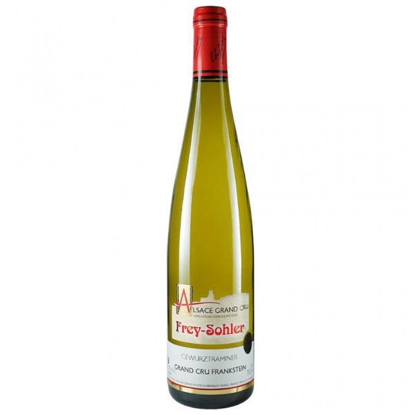 Frey-Sohler Gewurztraminer Grand Cru Frankstein – Krachtige Grand Cru uit de Elzas Frey-Sohler Gewurztraminer Grand Cru Frankstein is een rijke en indrukwekkende Gewurztraminer van een van de bijzondere Grand Cru-wijngaarden van de Elzas. De wijn combineert de uitgesproken aromatische kracht van Gewurztraminer met het karakter van het Grand Cru Frankstein-terroir bij Dambach-la-Ville. Rijpe exotische vruchten, rozen, honing en fijne kruidigheid bepalen het karakter. Vol en krachtig in de mond, maar met voldoende frisheid en structuur om de rijkdom mooi in balans te houden. Een bijzondere Elzasser wijn die zowel nu prachtig drinkt als uitstekend kan ouderen. Domaine Frey-Sohler Domaine Frey-Sohler is gevestigd in Scherwiller, in het hart van de Elzas. De familie Sohler verbouwt hier al generaties lang wijn en het domein wordt tegenwoordig geleid door Damien Sohler en zijn dochter Aude. De wijngaarden liggen rond Scherwiller en op verschillende karakteristieke terroirs in de omgeving. Naast de wijnen van Scherwiller en de Rittersberg beschikt de familie over wijngaarden op de prestigieuze Grand Cru Frankstein bij Dambach-la-Ville. Frey-Sohler produceert hier een Gewurztraminer waarin het uitgesproken karakter van de druif wordt gecombineerd met de structuur en mineraliteit van dit bijzondere terroir. Grand Cru Frankstein De Grand Cru Frankstein ligt bij het historische wijndorp Dambach-la-Ville. De wijngaarden liggen op ongeveer 220 tot 330 meter hoogte en profiteren van een oostelijke tot zuidoostelijke ligging. De bodem bestaat uit verweerd graniet met twee soorten mica, kwarts en veldspaat. Deze goed doorlatende bodem warmt gemakkelijk op en biedt uitstekende omstandigheden voor Gewurztraminer. De reputatie van Frankstein gaat eeuwen terug. Al in de middeleeuwen werden de wijngaarden hier gewaardeerd door kloosters, kerkelijke instellingen en adellijke landeigenaren. Smaak Prachtig goudgeel van kleur. De geur is intens en complex met aroma's van rozen, acaciabloesem, honing en rijp exotisch fruit, aangevuld met fijne kruidige nuances. In de mond is de wijn vol, krachtig en rijk, met een zachte textuur en een verfijnde honingachtige toets. De aromatische intensiteit van Gewurztraminer wordt mooi ondersteund door frisse zuren en de structuur van het Grand Cru-terroir. De afdronk is lang, rijk en uitgesproken. Een Gewurztraminer met zowel kracht als verfijning. Wijn & spijs Deze Gewurztraminer Grand Cru Frankstein is prachtig bij: foie gras en paté; krachtige en rijpe kazen; Munster en andere gewassenkorstkazen; kruidige Aziatische gerechten; gerechten met licht zoete of exotische specerijen; verfijnde desserts; Elzasser specialiteiten. Door zijn rijke en aromatische karakter is hij ook bijzonder geschikt om zonder gerecht rustig van te genieten. Druif & herkomst Druif: 100% Gewurztraminer Jaargang: 2020 Herkomst: Dambach-la-Ville, Elzas, Frankrijk Appellatie: AOC Alsace Grand Cru Frankstein Bodem: verweerd graniet met mica, kwarts en veldspaat Gemiddelde leeftijd wijnstokken: circa 30 jaar Alcohol: 13,5% Restsuiker: 19,8 g/l Producent: Domaine Frey-Sohler Serveertemperatuur: circa 10 °C Bewaarpotentieel: uitstekend; ontwikkelt zich fraai na enkele jaren flesrijping Gewurztraminer Grand Cru uit de Elzas Frey-Sohler Gewurztraminer Grand Cru Frankstein 2020 laat prachtig zien waarom Gewurztraminer tot de grote druivenrassen van de Elzas behoort. Intens aromatisch en rijk, maar tegelijkertijd gestructureerd en verfijnd. Een karaktervolle Grand Cru Gewurztraminer uit de Elzas voor liefhebbers van volle, aromatische witte wijn en een uitstekende keuze bij bijzondere gerechten, kaas of een feestelijk diner.