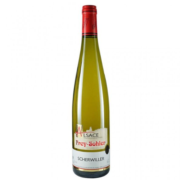 Webshop 60 Frey-Sohler Scherwiller Riesling – Droge en frisse Riesling uit de Elzas Frey-Sohler Scherwiller Riesling is een karaktervolle droge Riesling uit de Elzas, afkomstig uit de wijngaarden rond het dorp Scherwiller. De wijn combineert frisse citrus, verfijnd fruit en een subtiele minerale toets met de elegante zuren die zo kenmerkend zijn voor goede Elzasser Riesling. Scherwiller beschikt bovendien over een bijzondere Appellation Communale die uitsluitend voor Riesling mag worden gebruikt. Daarmee is deze wijn niet alleen een mooie vertegenwoordiger van zijn druivenras, maar ook duidelijk verbonden met zijn herkomst. Domaine Frey-Sohler Domaine Frey-Sohler is gevestigd in Scherwiller, in het hart van de Elzas. De familie Sohler verbouwt hier al generaties lang wijn en het domein wordt tegenwoordig geleid door Damien Sohler en zijn dochter Aude. De wijngaarden liggen rond Scherwiller en op de omliggende terroirs, waaronder de Rittersberg en Grand Cru Frankstein. Frey-Sohler produceert vrijwel alle klassieke druivenrassen van de Elzas, maar Riesling neemt binnen het domein een bijzondere plaats in. Appellation Communale Scherwiller De naam Scherwiller mag binnen de AOC Alsace uitsluitend worden gebruikt voor wijn van 100% Riesling uit een officieel afgebakend gebied rond het dorp. Deze gemeentelijke appellatie werd officieel erkend in 2011. De wijngaarden liggen op lichte, warme en goed doorlatende bodems van alluviale afzettingen, zand en grind. Deze bodems geven de Riesling zijn typische combinatie van fruit, frisheid en elegantie, met een kenmerkend licht muskaatachtig aroma en een frisse citrustoets in de smaak. Smaak Helder lichtgeel van kleur. In de geur is de wijn fris en expressief met aroma's van citrus, rijp fruit en een subtiele muskaattoets. De smaak is strak, fris en elegant, met duidelijke citrustonen en een verfijnde mineraliteit. De levendige zuren geven de wijn spanning en lengte, terwijl het fruit voor een mooie balans zorgt. De afdronk is droog, fris en aanhoudend. Wijn & spijs Deze Scherwiller Riesling is heerlijk bij: schaal- en schelpdieren; oesters; gegrilde of gebakken vis; lichte voorgerechten; salades; geitenkaas; coq au vin blanc; Elzasser zuurkool en choucroute. Dankzij zijn frisse zuren en droge karakter is dit een bijzonder veelzijdige wijn aan tafel. Druif & herkomst Druif: 100% Riesling Herkomst: Scherwiller, Elzas, Frankrijk Appellatie: AOC Alsace – Appellation Communale Scherwiller Bodem: alluviale, zand- en grindrijke bodem Gemiddelde leeftijd wijnstokken: circa 30 jaar Type: droge witte wijn Producent: Domaine Frey-Sohler Serveertemperatuur: circa 8 °C Bewaarpotentieel: circa 5 tot 6 jaar Droge Riesling uit Scherwiller Frey-Sohler Scherwiller Riesling is een prachtige keuze voor liefhebbers van frisse, droge en gastronomische witte wijn. De combinatie van citrus, verfijnd fruit, frisse zuren en het karakteristieke terroir van Scherwiller geeft deze wijn een duidelijke eigen identiteit. Een authentieke Riesling uit de Elzas waarin druif, dorp en terroir mooi samenkomen.